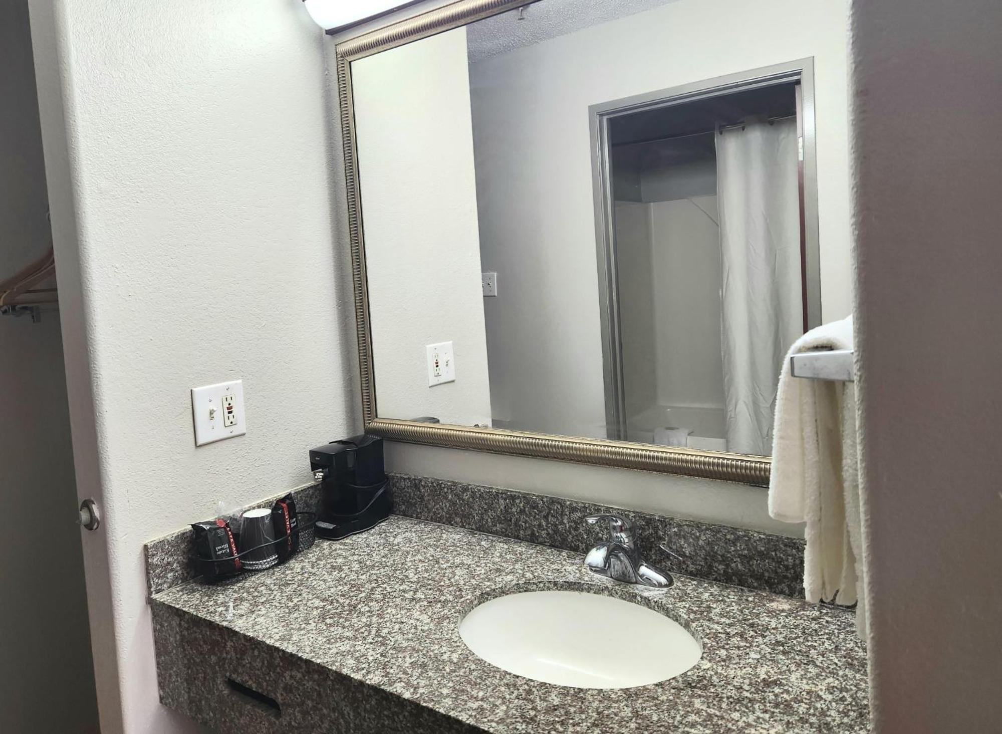 Days Inn By Wyndham Lafayette Scott מראה חיצוני תמונה