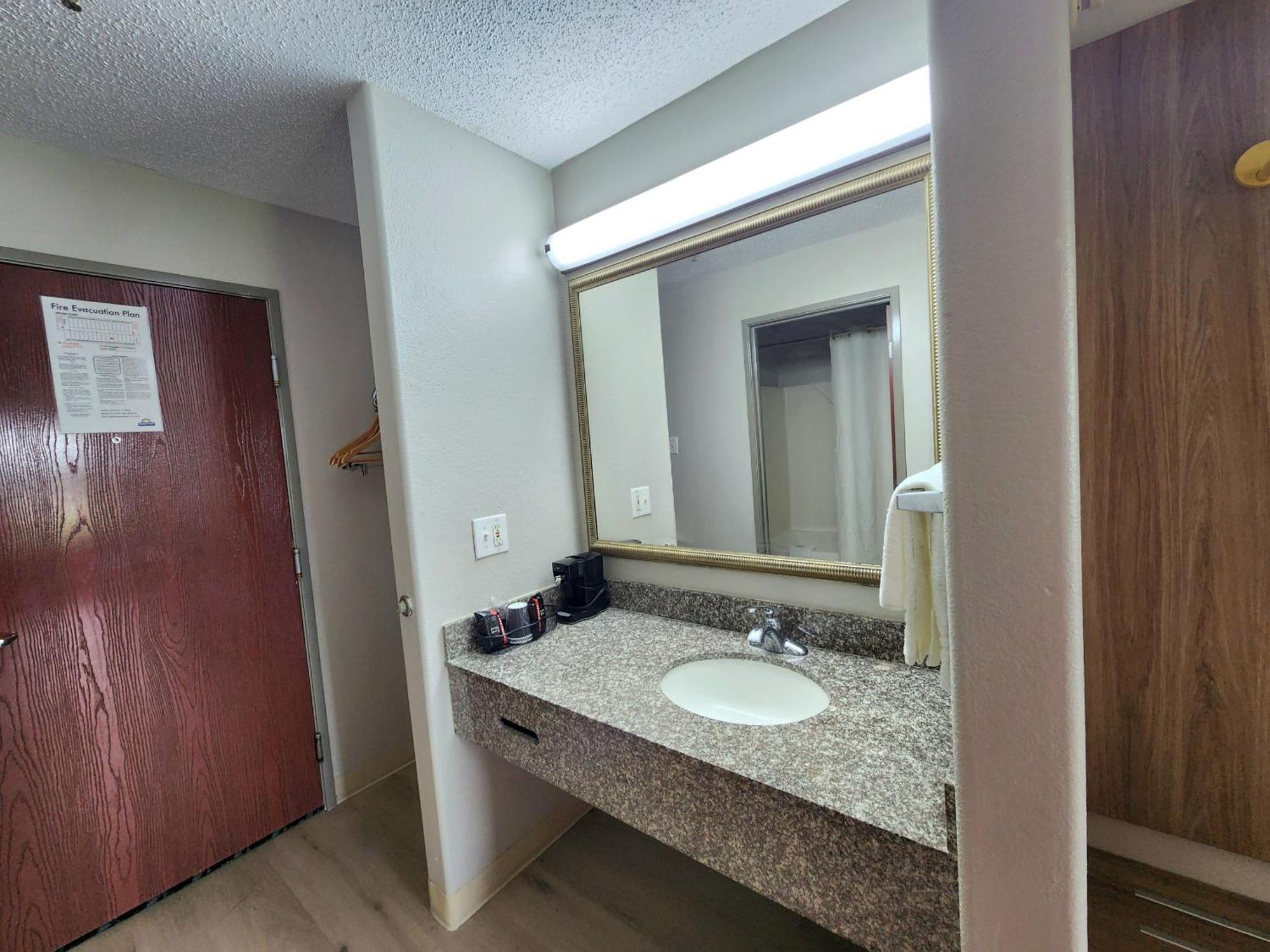 Days Inn By Wyndham Lafayette Scott מראה חיצוני תמונה